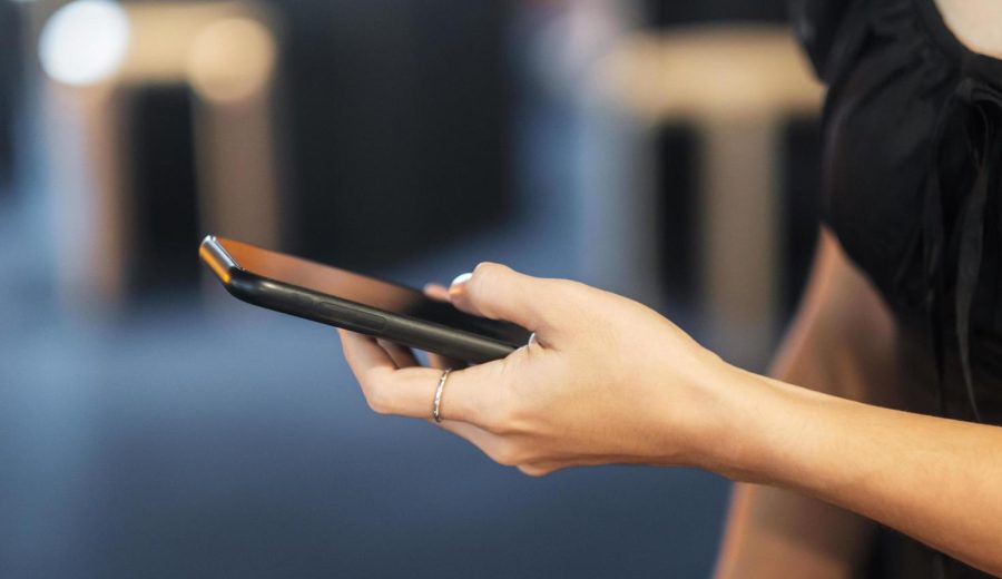 8117285-smartphone-para-mensagens-sms-jovem-mulher-digitando-tela-sensivel-ao-toque-telefone-movel-no-cafe-ou-moderno-escritorio-estilo-de-vida-tecnologia-midia-social-e-rede-conc